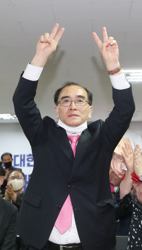 태구민 통합당 당선인이 지난 16일 서울 강남구 자신의 선거사무실에서 당선이 확정된 뒤 환호하고 있다. 연합뉴스